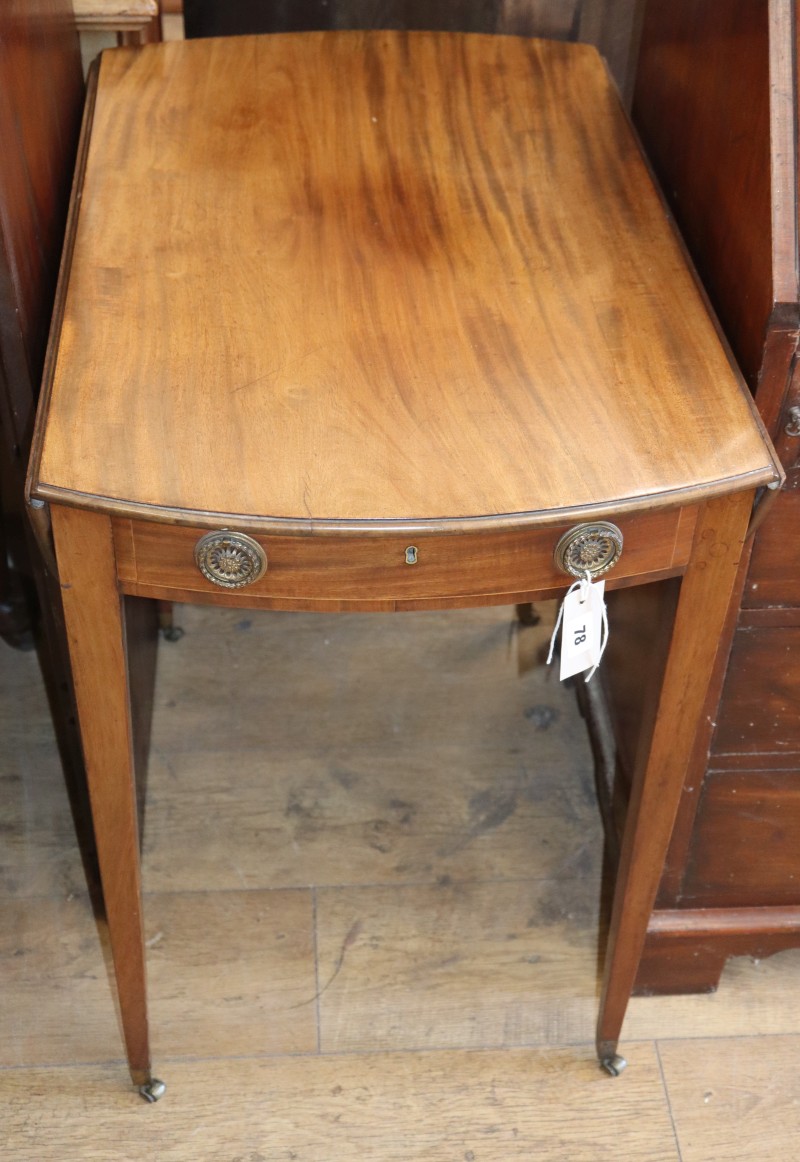 A Georgian mahogany oval Pembroke table, W.76cm, D.48cm, H.73cm